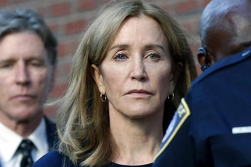 Felicity Huffman ahora cumplirá con horas de servicio comunitario para terminar por cumplir su condena.