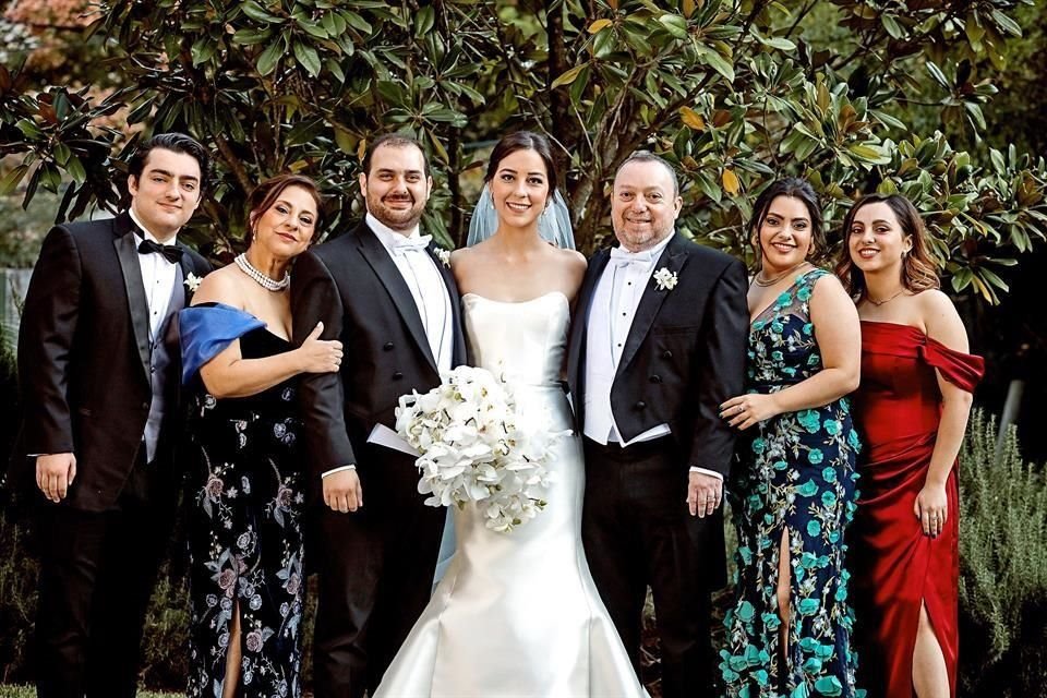 Emilio González Elizondo, Yanin Elizondo de González, la pareja, Esteban González Quiroga, Paula González Elizondo y Julia González Elizondo