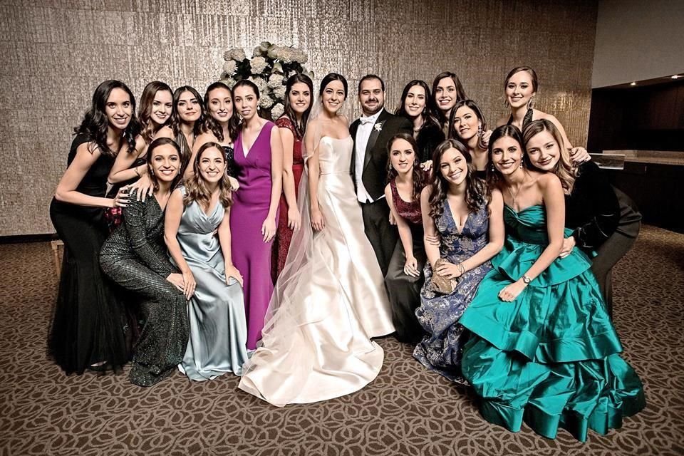Los novios con un grupo de amigas de ella.