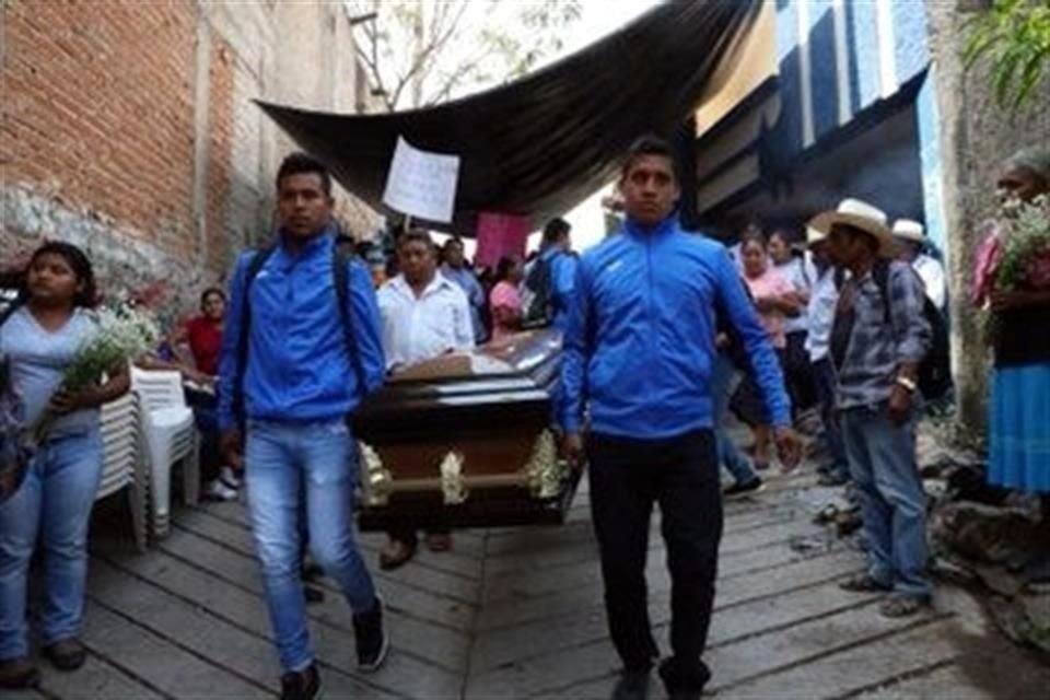 Los inconformes marcharon hacia el Zócalo de la ciudad de Tlapa.