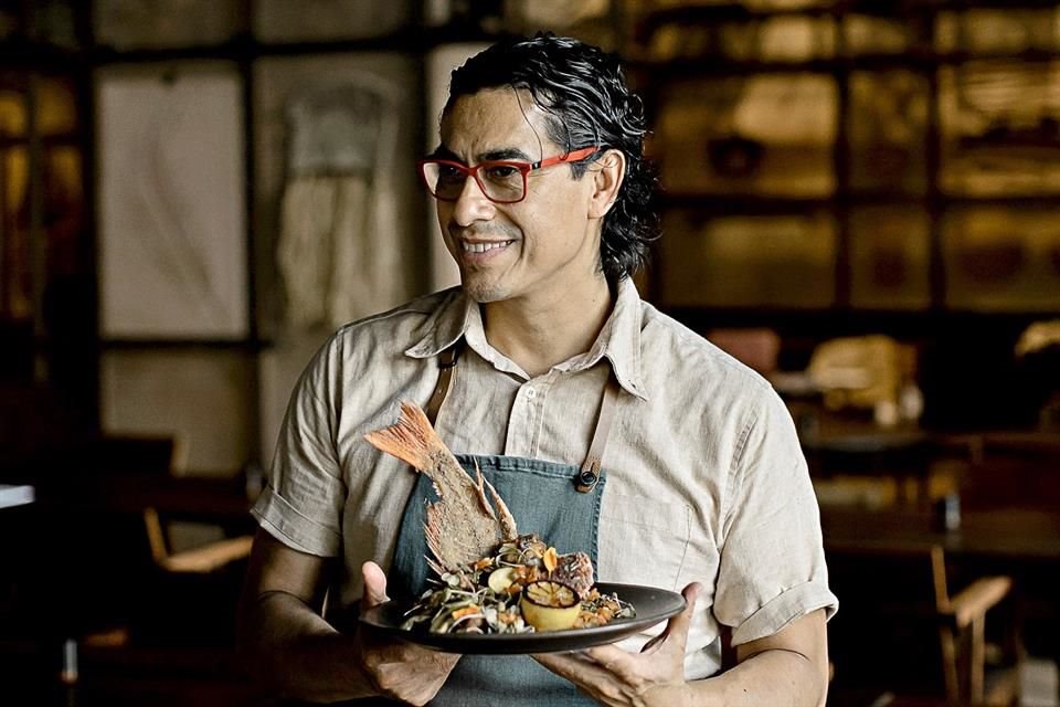 El chef Carlos Gaytán regresó a Chicago para buscar llegar a la cima con su nuevo restaurante.