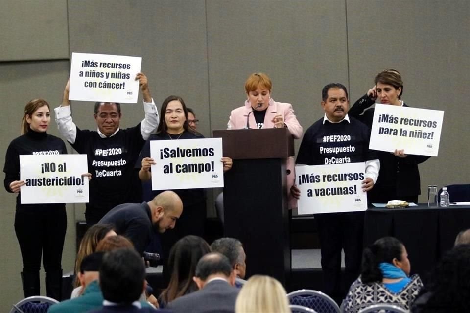 Diputados del PRD protestaron en contra del Presupuesto de Egresos de la Federación.