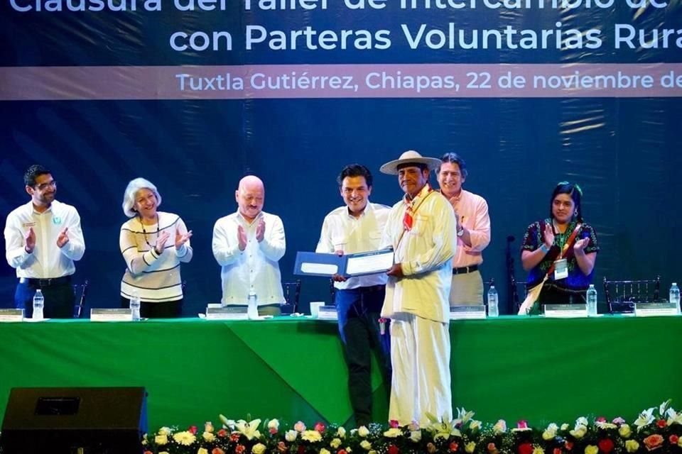 El director del IMSS, Zoé Robledo, entregó el Premio Nacional de Acciones Comunitarias en Salud, en Chiapas.