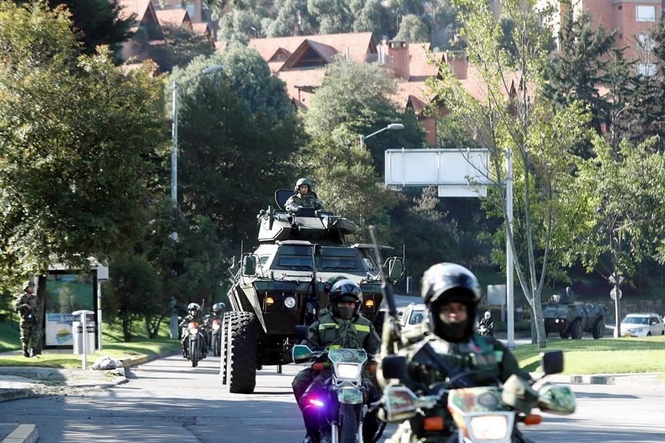 Miembros del ejército de Colombia patrullan este sábado las calles de Bogotá.