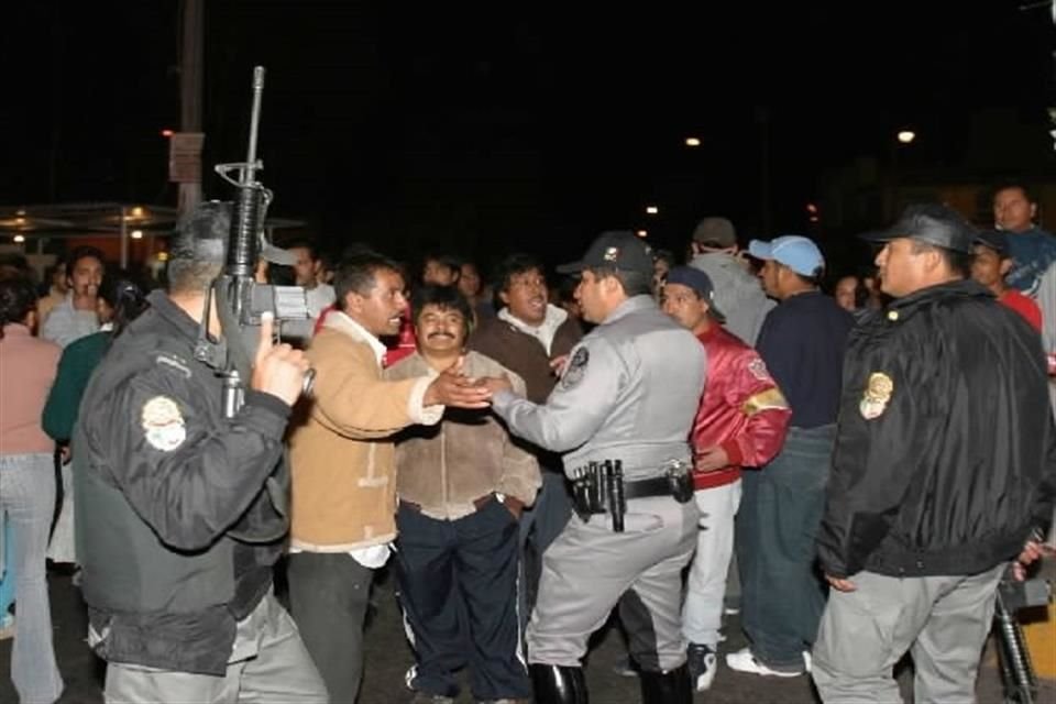 La gente comenzó a golpear a los detenidos y juntaron ramas y papel, con los cuales formaron una fogata.