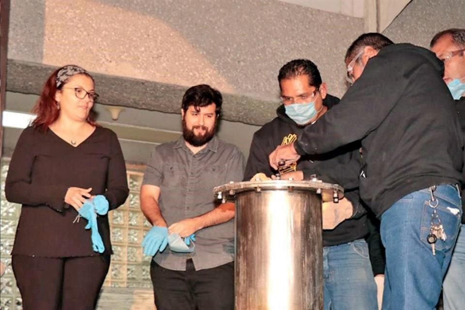 La apertura de la Cápsula emocionó a las cerca de mil personas que asistieron al evento.