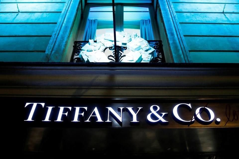 Tras la suspensión de la compra, Tiffany & Co anunció que había denunciado al grupo francés para forzarle a cumplir su multimillonario acuerdo. 