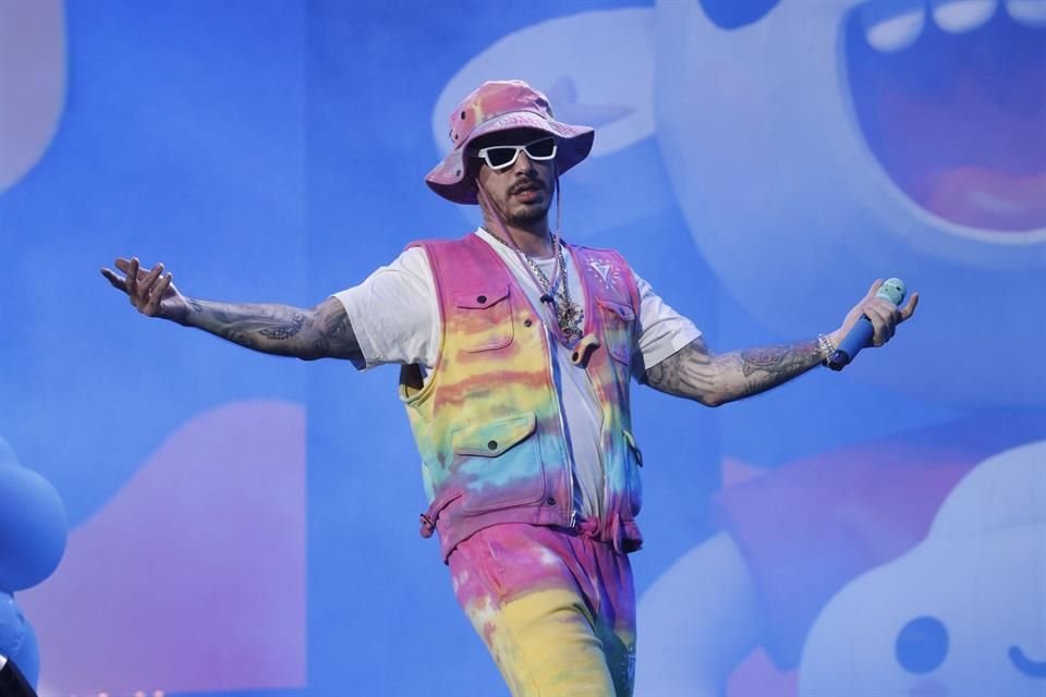 J Balvin interpretó temas como 'Ritmo', 'No es Justo' y 'Con Altura'.