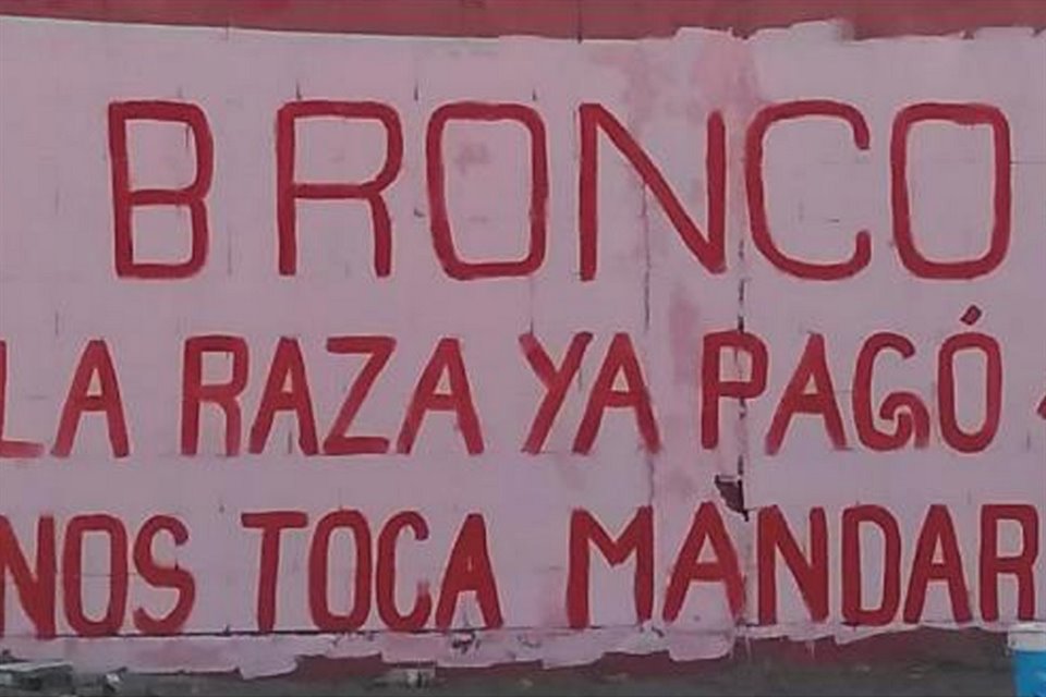 Con mensajes pintados en bardas, Únete Pueblo exigió a Alcaldes metropolitanos y al Gobernador Jaime Rodríguez rechazar la propuesta de incremento a las tarifas del transporte público.