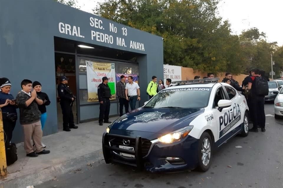 Esta mañana, elementos de la Policía de Guadalupe llegaron hasta esta secundaria, ubicada en el cruce de las calles Insurgentes y Victoria, de esta colonia.