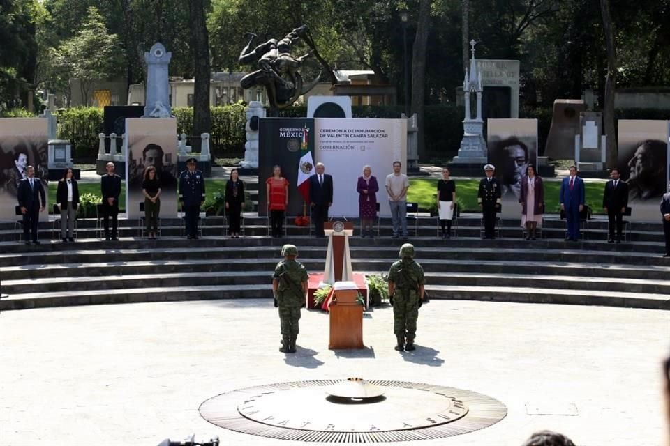 Autoridades federales y locales en el homenaje al líder social.