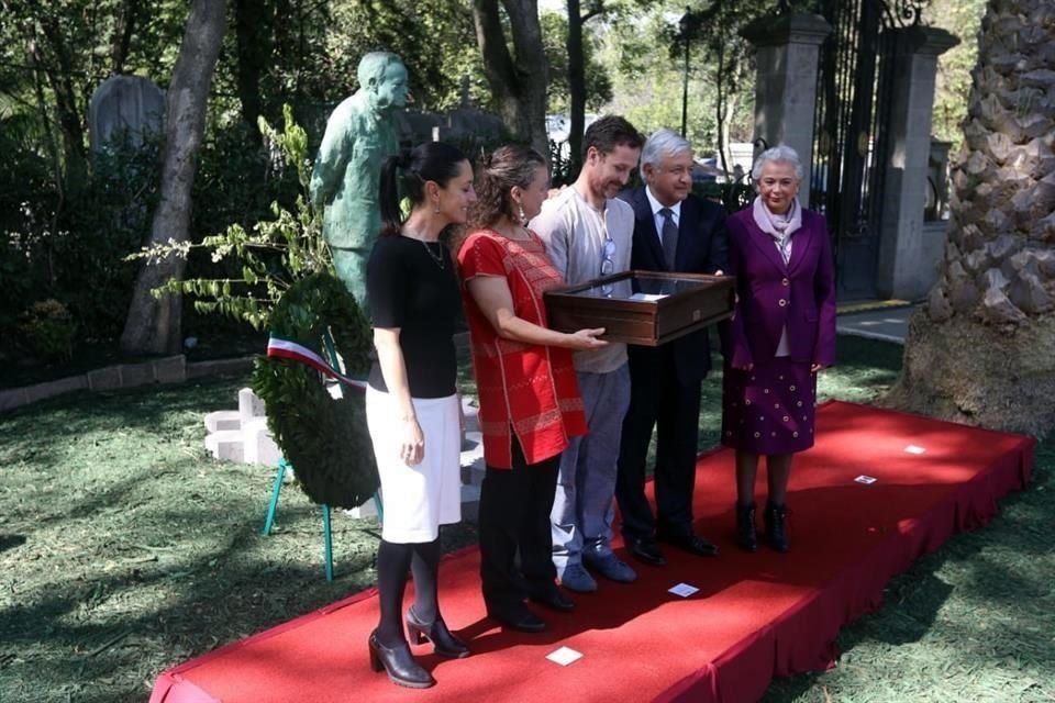 El Presidente con familiares de Campa en la Rotondo de los Hombres Ilustres.