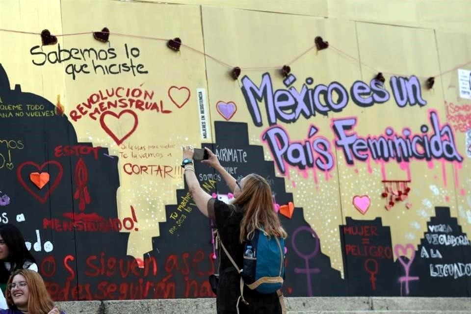 Consignas feministas fueron plasmadas en tapial del Ángel de la Independencia previo a la marcha por el Día Internacional de la Eliminación de la Violencia contra la Mujer.