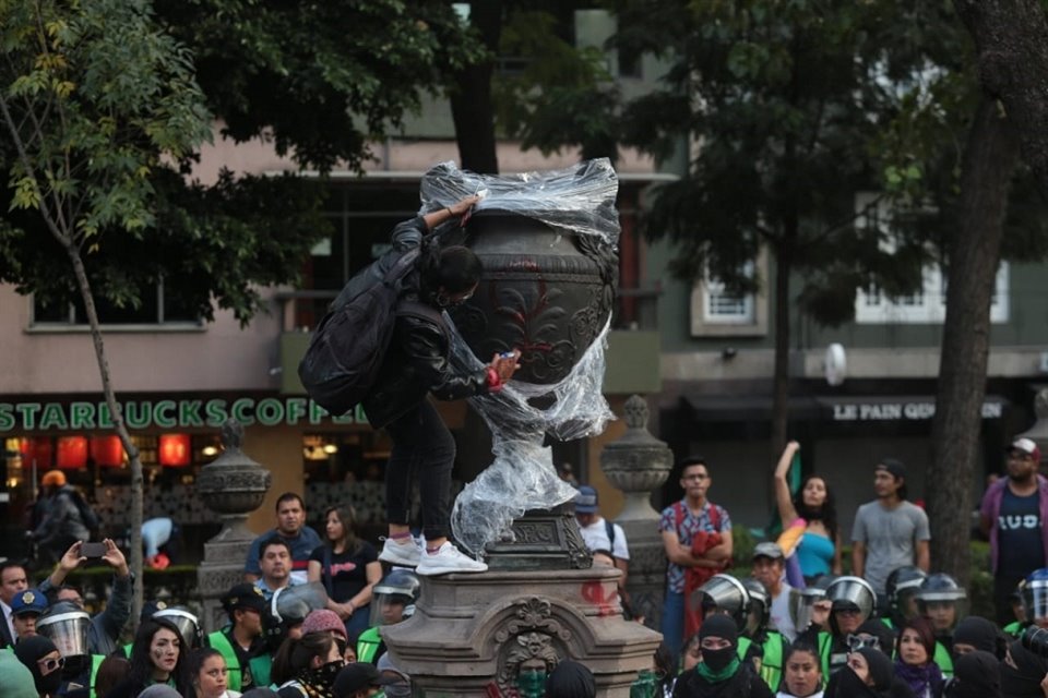 Edificios y monumentos de Reforma y el Centro fueron protegidos ante la marcha, pero previo a su inicio encapuchadas les quitaron el plástico. 