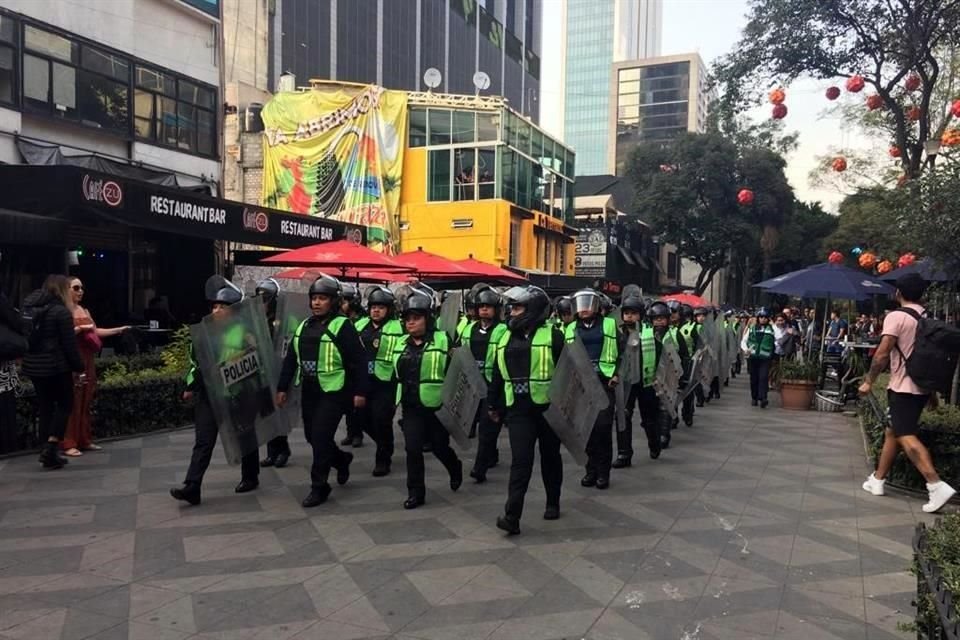 Uniformadas con chalecos verdes, de la Secretaría de Seguridad Ciudadana (SSC), se aglutinan desplegando un operativo de seguridad en el Ángel.