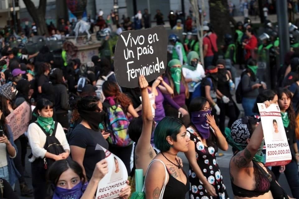 Contingentes de diversos grupos arribaron al Ángel de la Independencia para partir en conjunto con la marcha de la conmemoración.