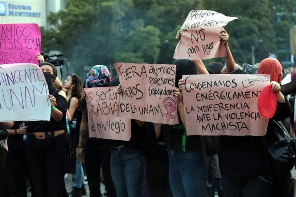 A los gritos de 'Señor, señora, no se sea indiferente se mata a las mujeres de la gente' y 'Abajo el machismo, se va a caer', marchan sobre Reforma.
