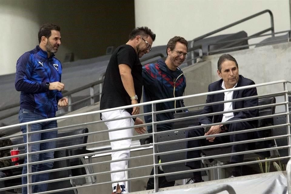 Duilio Davino y José González Ornelas, directivos de Rayados, así como Antonio Mohamed, DT albiazul, estuvieron en el BBVA.