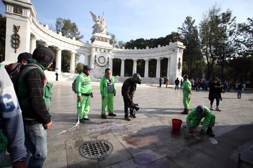 Desde la noche del lunes y mañana de este martes, elementos de limpia trabajaron para borrar las pintas realizadas al Hemiciclo a Juárez.