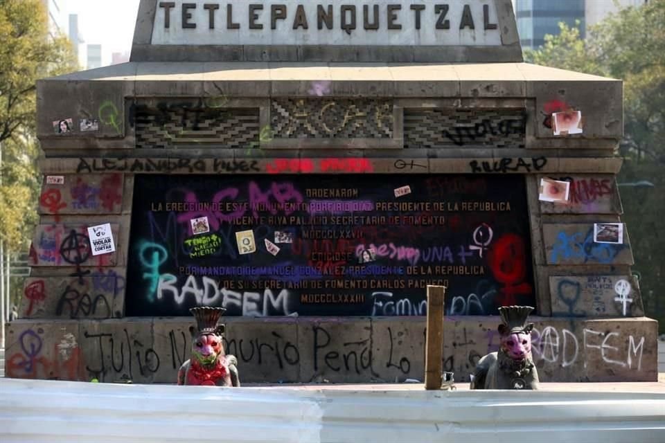El Monumento a Cuauhtémoc luce con pintas y pegatinas.