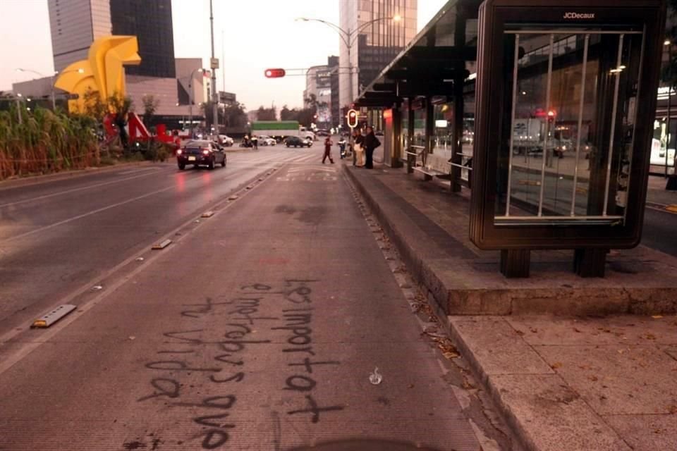 El concreto en Reforma también está pintado en varios tramos.