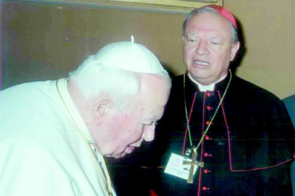 El 26 de noviembre de 1994 el Papa Juan Pablo II otorgó a Juan Sandoval Íñiguez la proclamación cardenalicia.