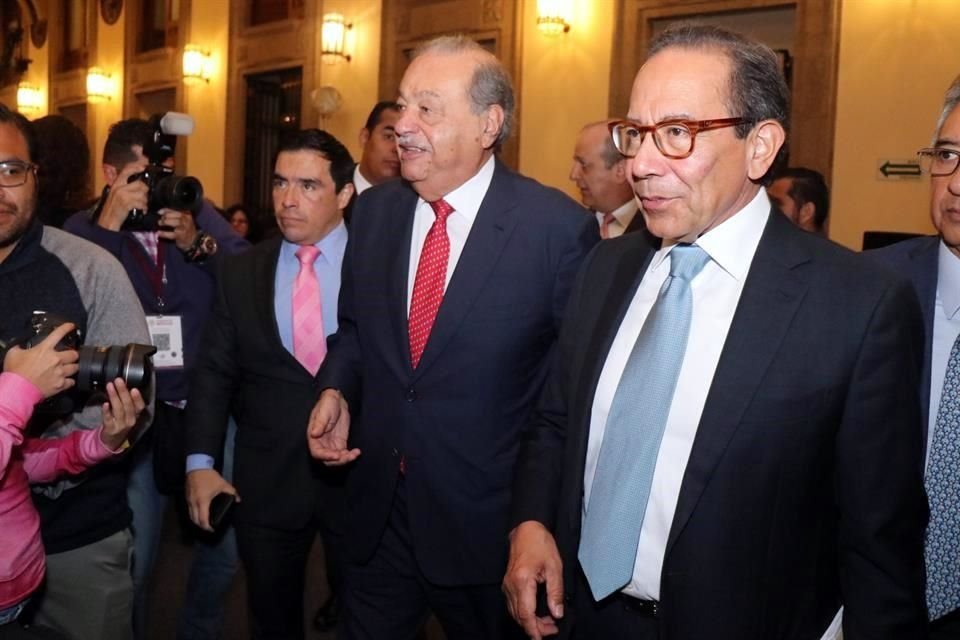 Carlos Slim y Carlos Salazar, del CCE, en el anuncio del programa de inversiones en infraestructura.