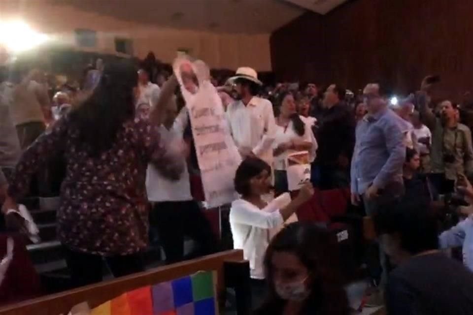 En cuanto Morales tomó la palabra, a las 18:59 horas, los manifestantes se levantaron de sus asientos sin dejar hablar al ex Mandatario.