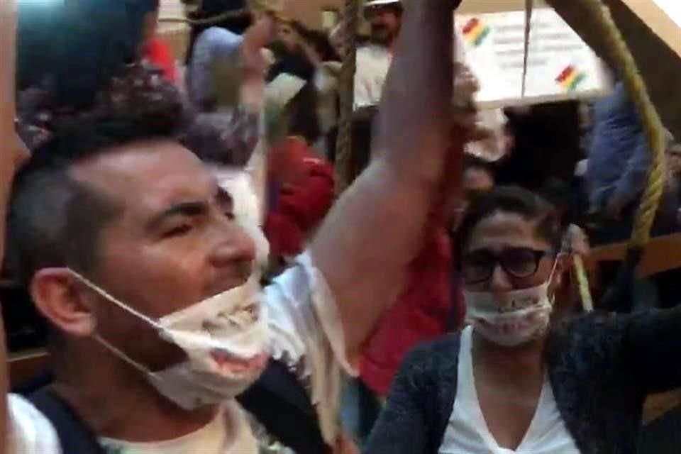 Los opositores a Morales salieron de la sala entre golpes y agresiones verbales por parte de los simpatizantes, en su mayoría mexicanos.
