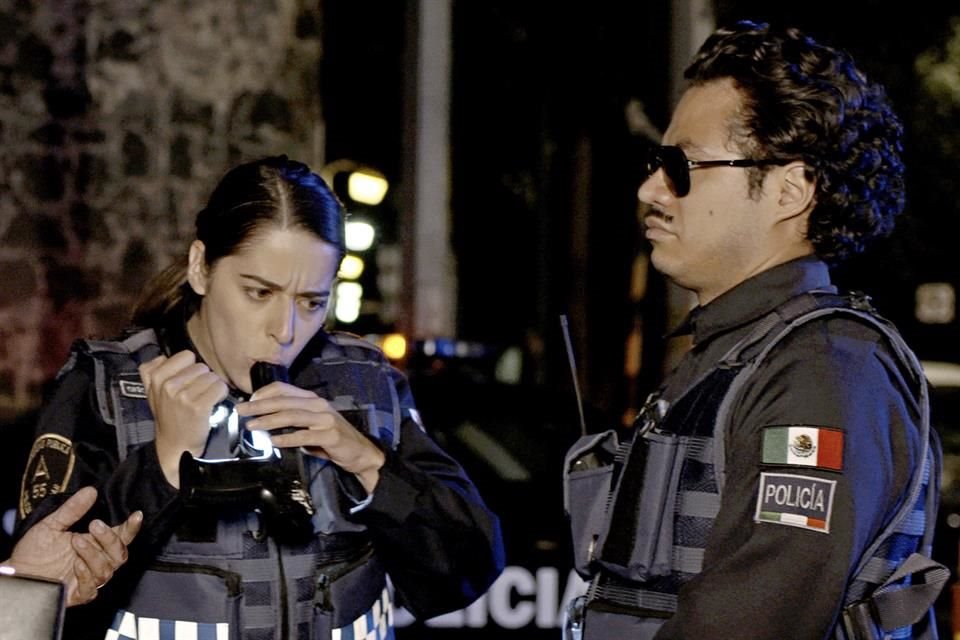 Verónica Bravo y Memo Villegas (der.) protagonizan 'Marihuana', para el canal de comedia Backdoor, en YouTube.