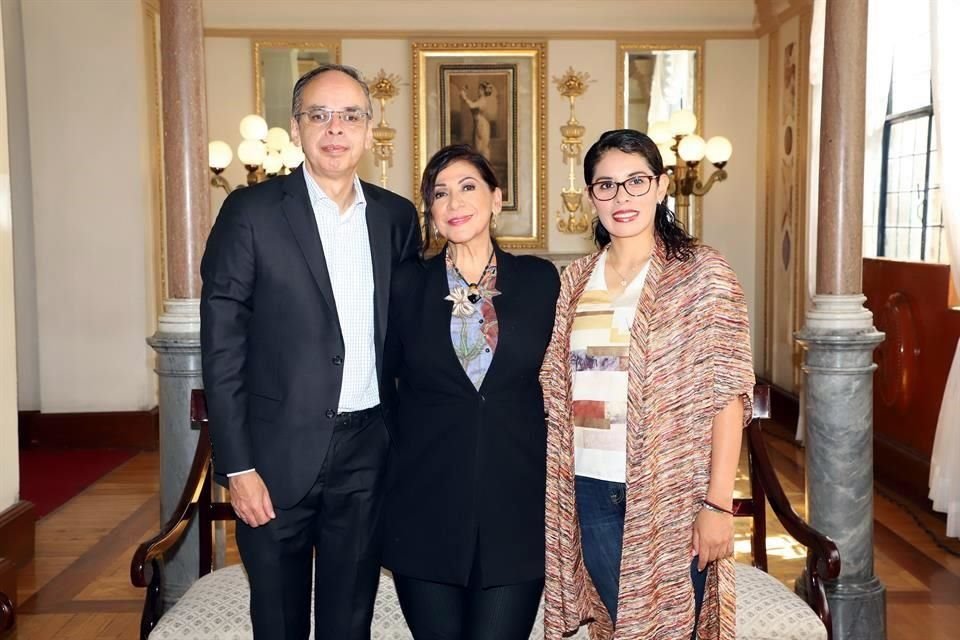 Francisco Becerra, de difusión del Centro Cultural Ollin Yoliztli, Cecilia Lugo y Mariana Suárez, directora artística de la puesta realizaron el anuncio de temporada.