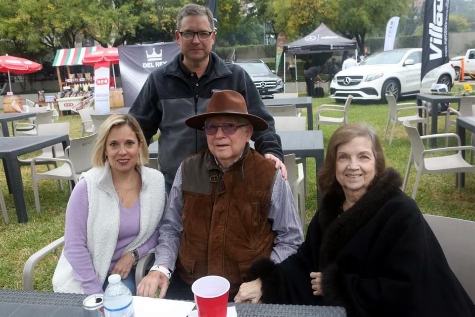Héctor Hernández, Lorena Valdez de Hernández, Alejandro Hernández y Matilde Morales de Hernández