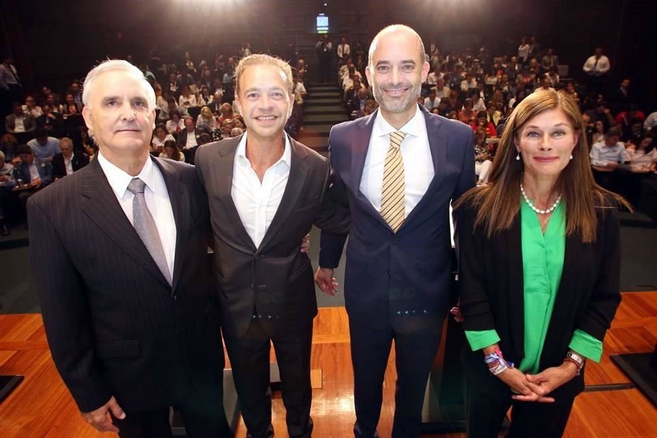 Rebeca Clouthier (izq. a der.), Miguel Treviño, Fernando Elizondo Ortiz y Eduardo Maiz se cuestionaron sobre su experiencia y su pasado.