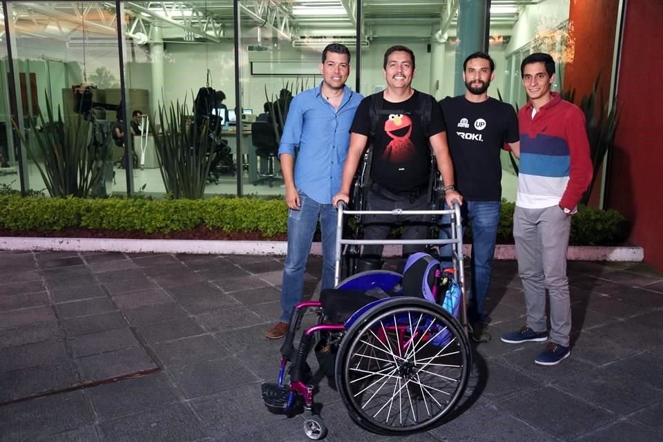 Presentan a Roki, un exoesqueleto que permite a personas con lesiones de espalda volver a caminar.