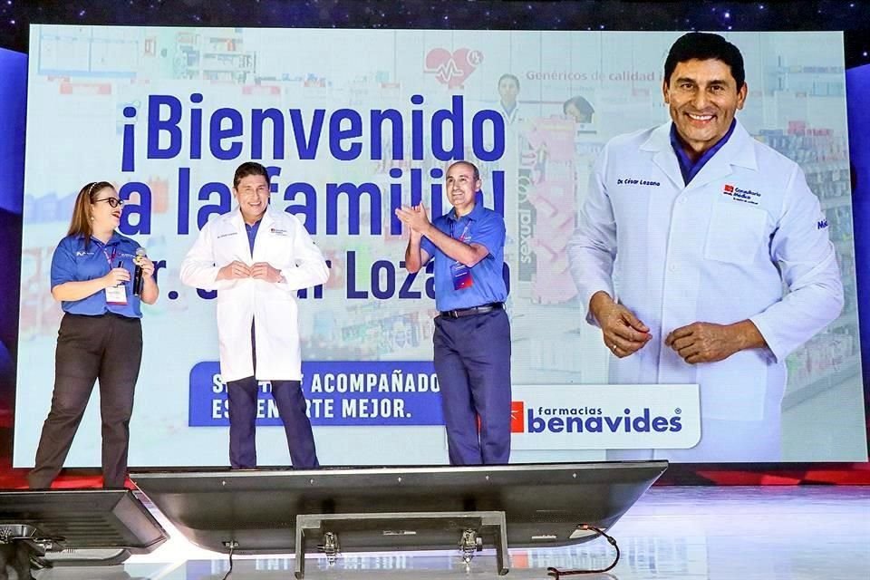 Macedonio Garza, Director general, y Olga Quiroz, Directora de Marketing, dieron la bienvenida al Dr. César Lozano, nuevo vocero de marca de Farmacias Benavides.