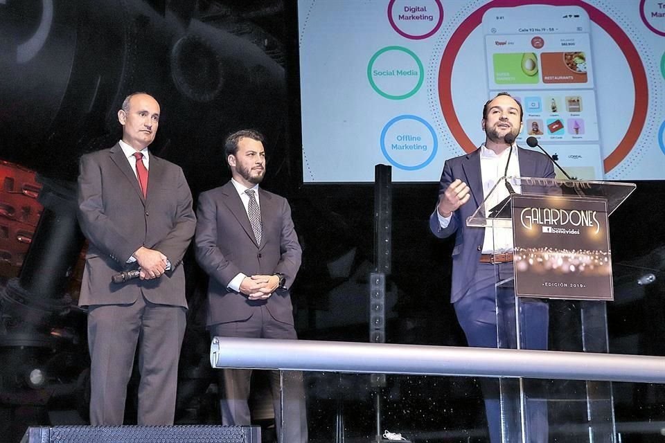 Durante la Cena de Galardones, Farmacias Benavides anunció alianza con Rappi en presencia de Alejandro Solís, Country Manager de Rappi, y Marcos Salama, Co-founder de Rappi.