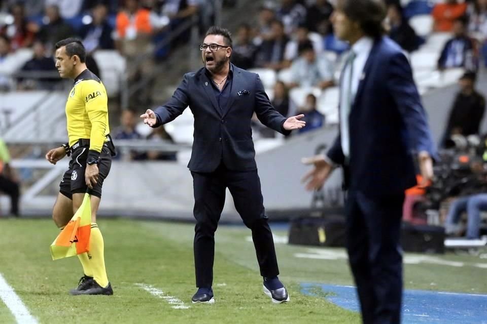 Mohamed fue amonestado en el primer tiempo.