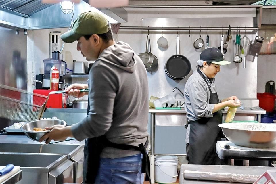 Cocinas como la de Frat Pack funcionan sólo para preparar platillos y enviar a domicilio.