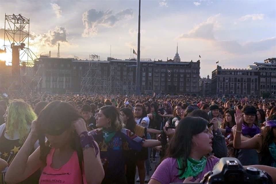 Realizan mujeres rumbo al Zócalo para presentar performance 'Un violador en tu camino' para protestar contra la violencia de género.