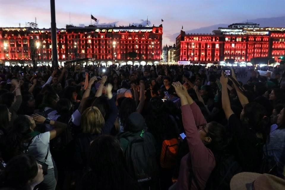 Miles de mujeres se congregaron en el Zócalo para presentar performance 'Un violador en tu camino' en rechazo a la violencia de género.