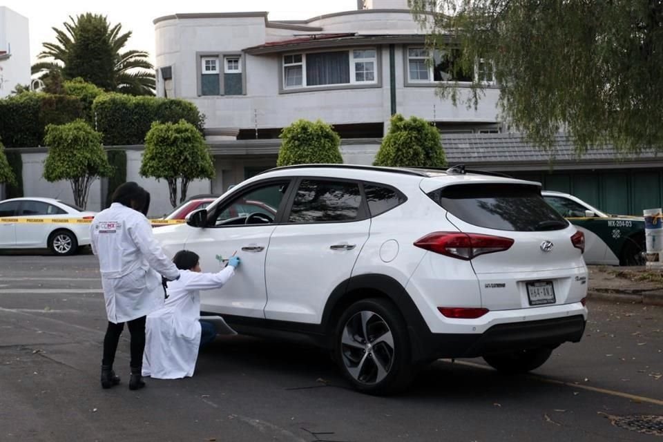 Policías y paramédicos brindaron apoyo a un escolta lesionado de un balazo a bordo de una camioneta en la Colonia Bosques de las Lomas, Alcaldía Miguel Hidalgo
