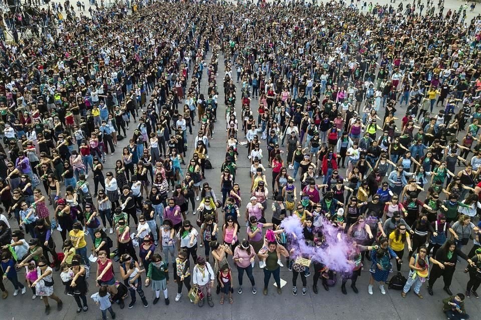 Unas dos mil mujeres se manifestaron en el Zócalo capitalino con un performance.