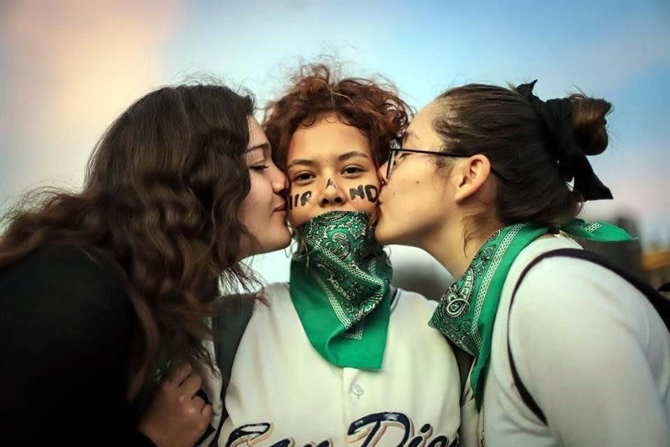 Las mujeres ensayaron la letra de 'Un violador en tu camino' en la Alameda antes de interpretar el perfomance en el Zócalo.