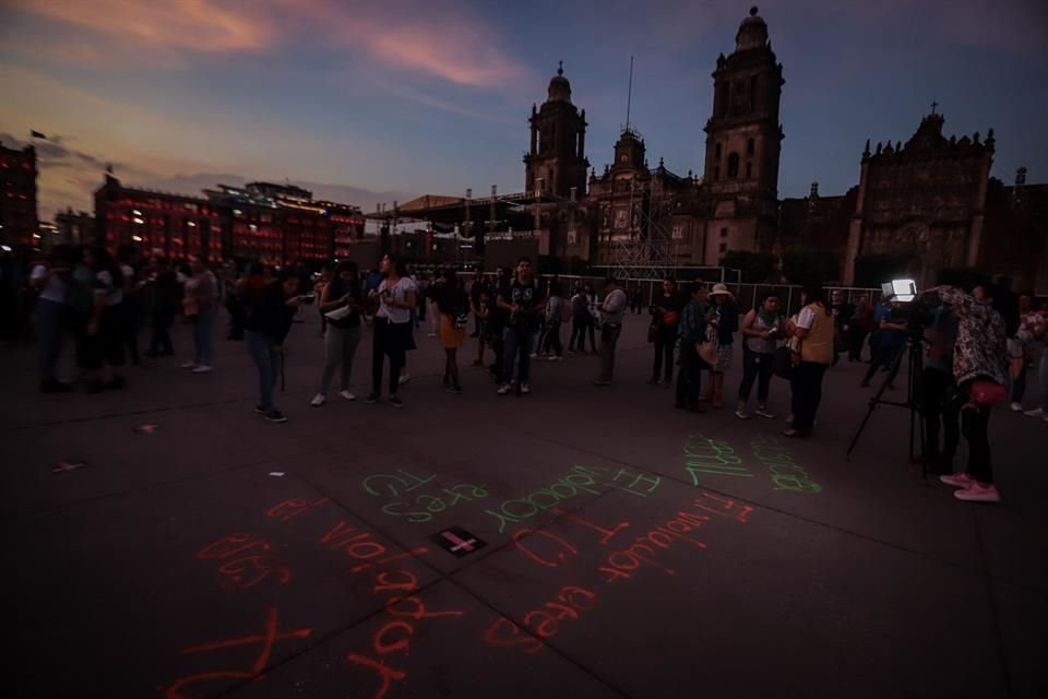 El atardecer cayó en el Zócalo y las mujeres plasmaron en el suelo sus consignas para perpetuar en la noche sus consignas.