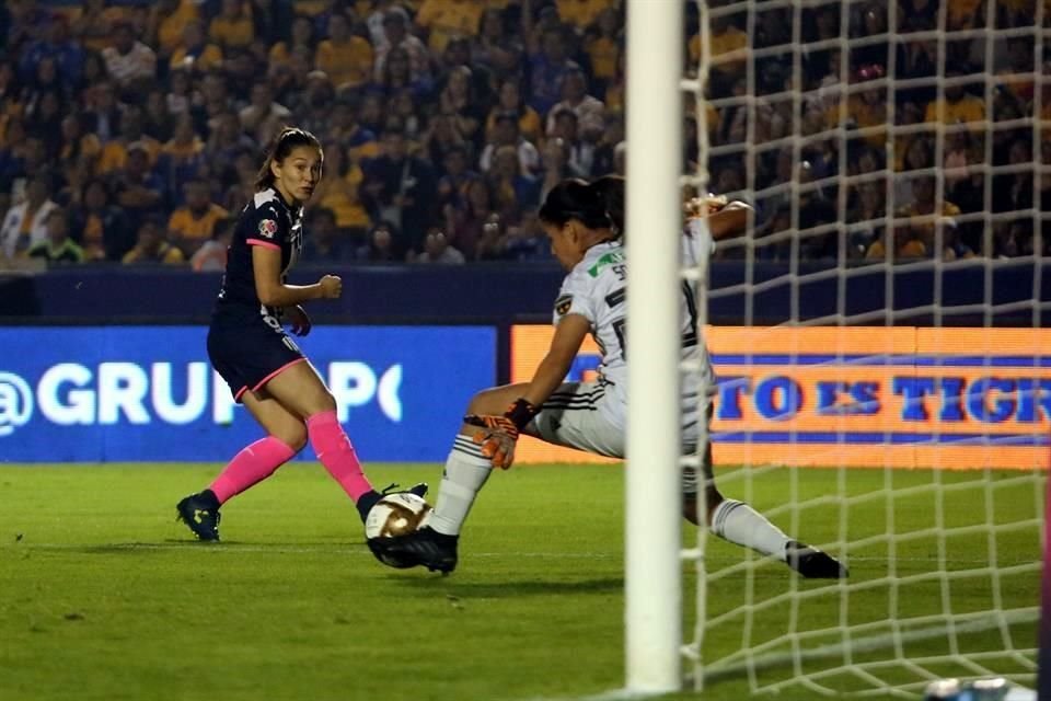 Las Rayadas tuvieron algunas chances de gol.