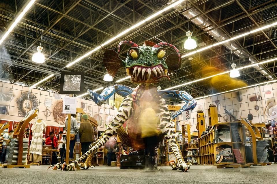 El stand de Artes México tiene como protagonista a este alebrije, como homenaje a Pedro Linares.