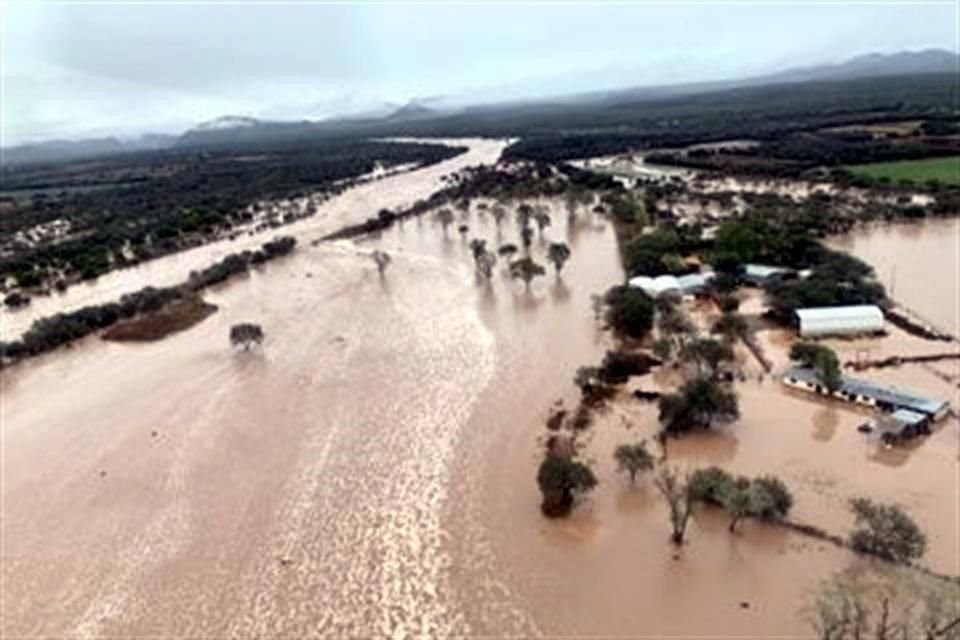 Protección Civil llamó a alejarse de los márgenes del río en comunidades de Huasabas, Granados y Villa Hidalgo.