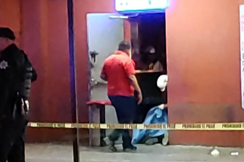 La victima quedó sin vida en la entrada de la puerta de personal, mientras que uno de los heridos terminó afuera del negocio y el otro adentro del mismo.