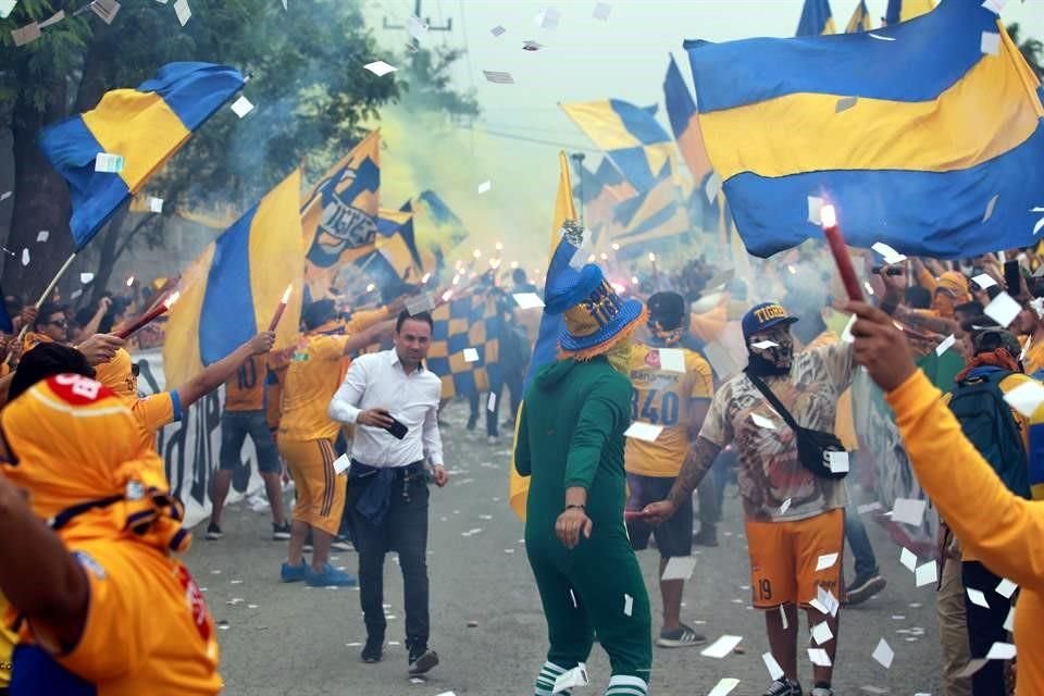 La afición felina ya ha recibido al equipo entre mucho color.