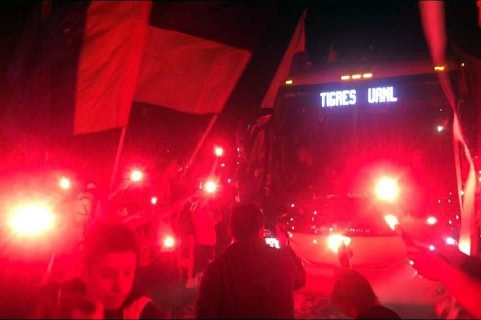 Los Tigres llegaron al Universitario en medio de un gran ambiente.